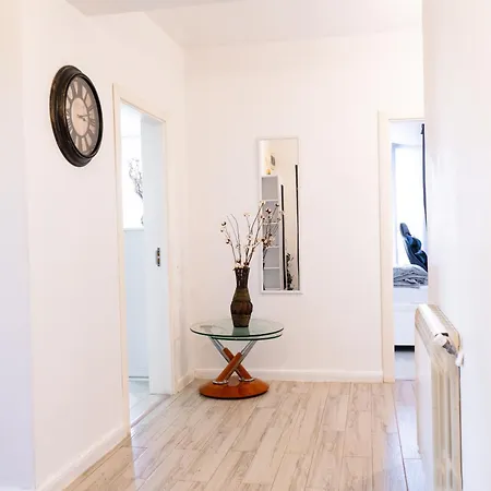 Alexis Spacious Classic