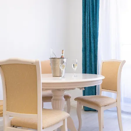 Alexis Spacious Classic