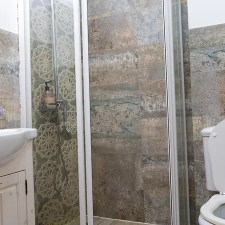 Alexis Spacious Classic Mamaia