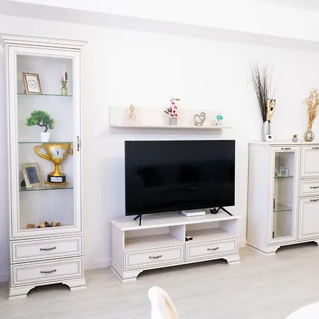 Alexis Spacious Classic Mamaia