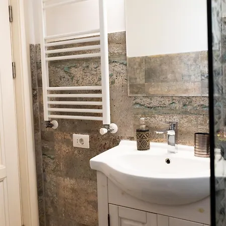 Alexis Spacious Classic