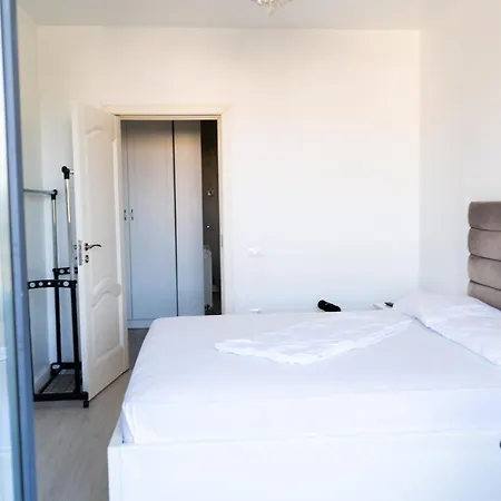 Alexis Spacious Classic Apartment Mamaia